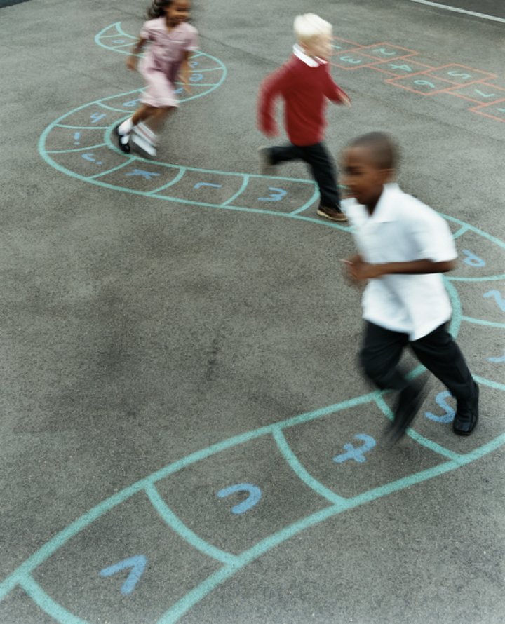 Kinderen aan het hinkelen