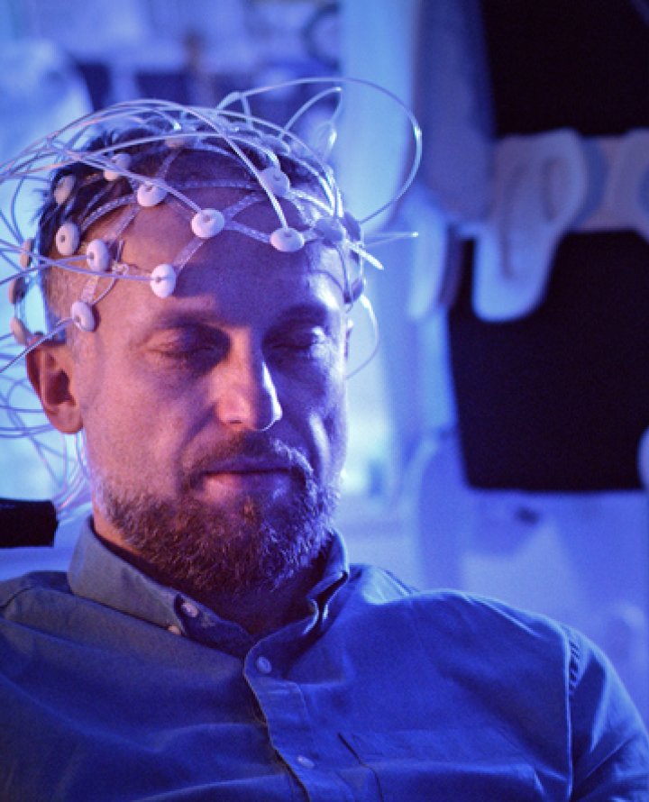 Man met EEG sensors