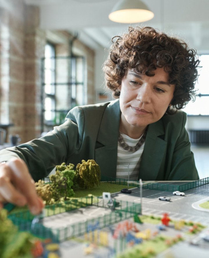 Architect werkt aan maquette