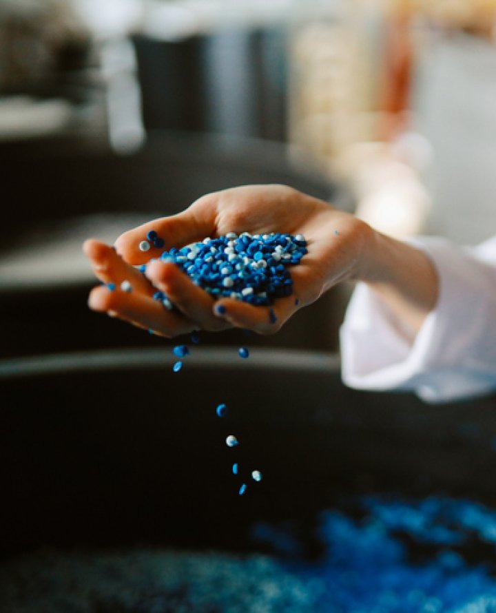 Kunstof pellets in een hand