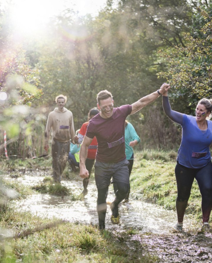 Mensen lopen door de modder